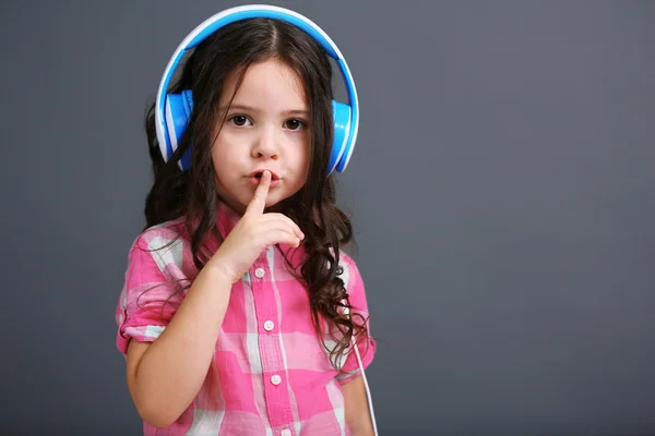 Schönes kleines Mädchen hört Musik — Stockfoto