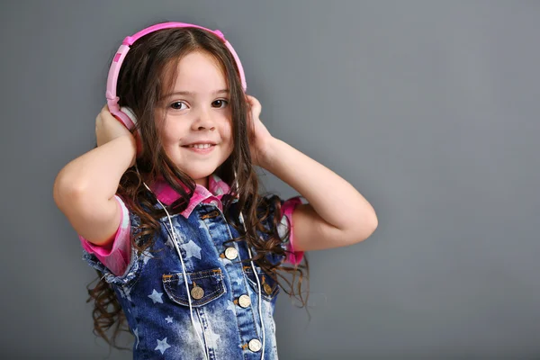 Vacker liten flicka lyssna musik — Stockfoto