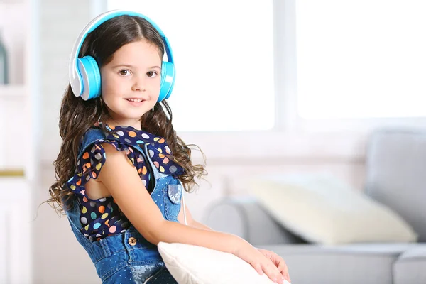 Sorrindo menina ouvindo música — Fotografia de Stock