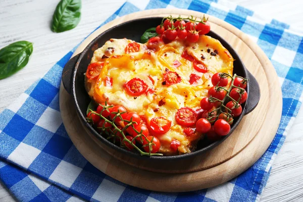 Pizza sabrosa en forma de corazón y servilleta de algodón azul sobre fondo de madera —  Fotos de Stock