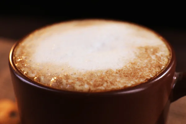 Secangkir kopi dengan busa susu — Stok Foto