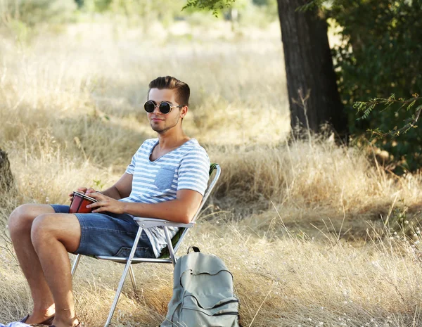 Jóvenes Hippies Relajándose Bosque Aire Libre —  Fotos de Stock