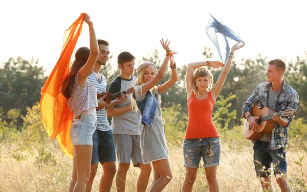 Gioiosi amici sorridenti — Foto Stock