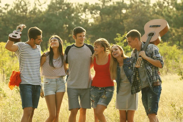 Amigos felices relajándose — Foto de Stock