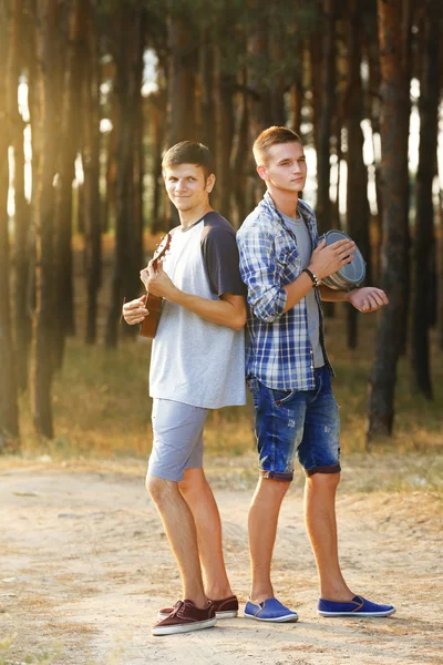 Twee Knappe Jongens Met Muziekinstrumenten Het Forest Buitenshuis — Stockfoto