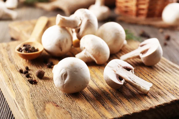 Champignon mantar, bir kaşık ve baharat ahşap arka plan üzerinde — Stok fotoğraf