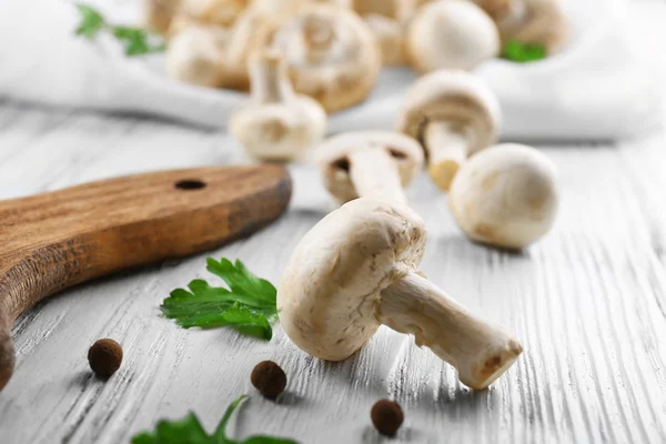 香菇蘑菇和香料白色木制背景上 — 图库照片