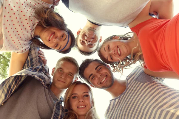 Amigos Felices Pie Cabeza Cabeza Círculo Cerca — Foto de Stock