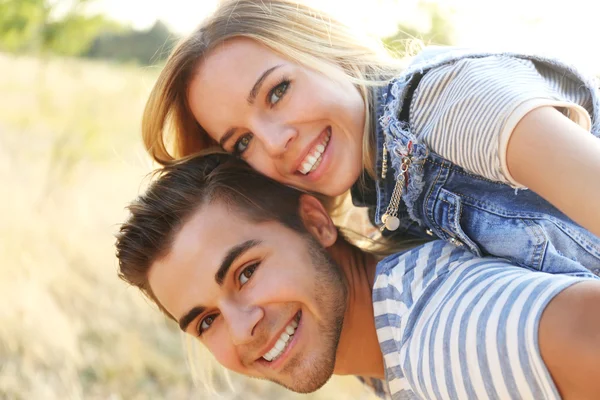 Casal feliz abraço — Fotografia de Stock