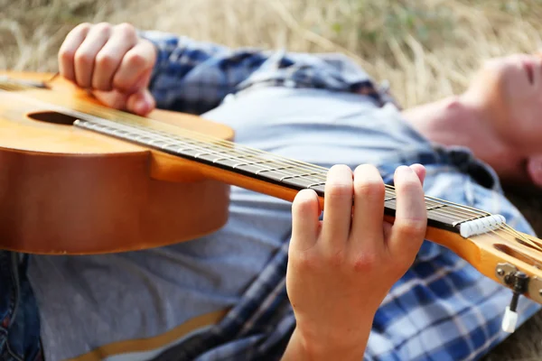 Menino Atraente Deitado Grama Tocando Guitarra Livre — Fotografia de Stock