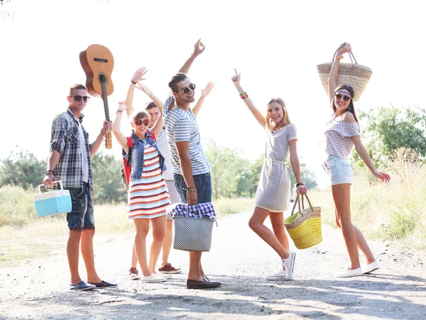 Grupo Jovens Felizes Repouso — Fotografia de Stock