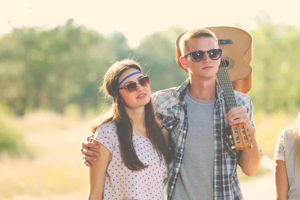 Young Guy Guitar Embraces Girl Outdoors — Stock Photo, Image