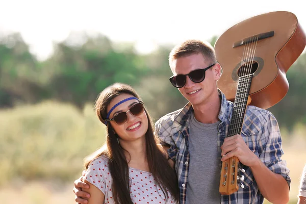 Ung Kille Med Gitarr Omfamnar Tjej Utomhus — Stockfoto