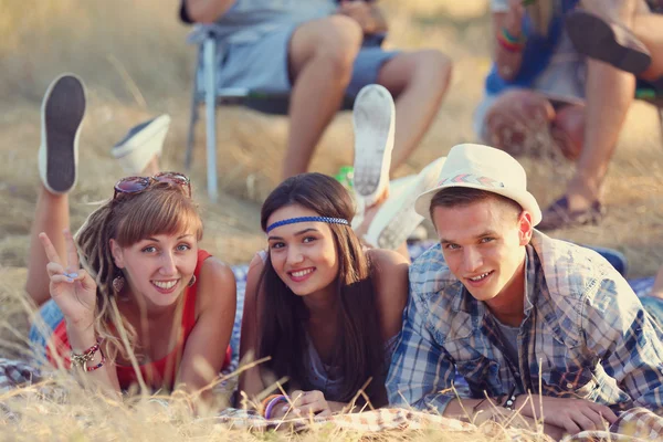 Happy Friends Lying Blanket Outdoors — Stock Photo, Image