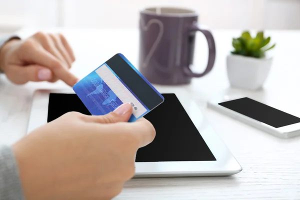 Концепция интернет-покупок: руки с цифровым планшетом и кредитная карта — стоковое фото