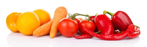 Composición colorida de frutas y verduras en una fila aislada en blanco —  Fotos de Stock