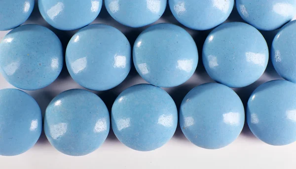 Drogas azuis no fundo branco, close-up — Fotografia de Stock