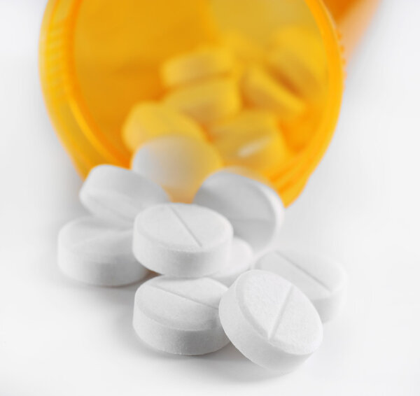 препараты, пролитые из бутылки с таблетками
