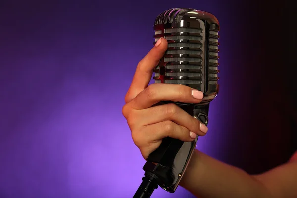 Mão segurando microfone retro — Fotografia de Stock