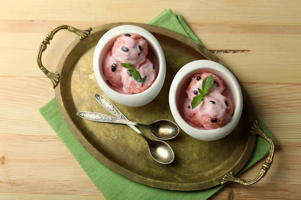 Арбузное мороженое в мисках на фоне цвета дерева — стоковое фото