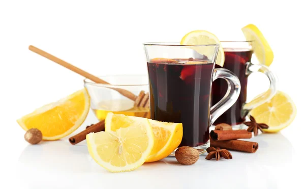 Samenstelling van glühwein en citrus geïsoleerd op witte achtergrond — Stockfoto