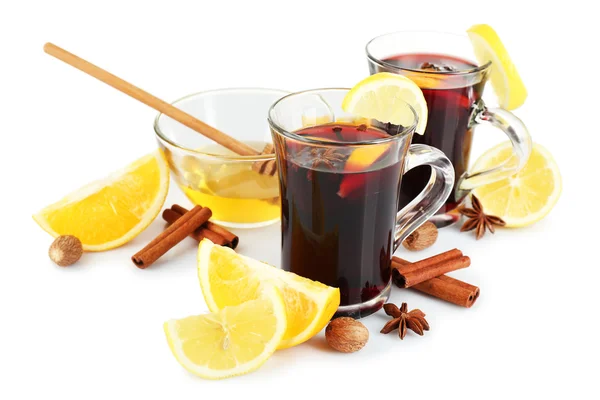 Zusammensetzung von Glühwein und Zitrusfrüchten isoliert auf weißem Hintergrund — Stockfoto