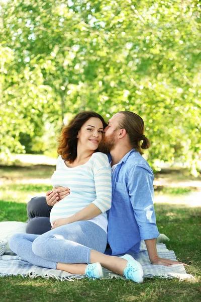 快乐的时光，在等待宝宝的诞生 — — 男人和女人在一起在公园里 — 图库照片