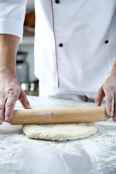 Teigzubereitung durch Männerhände beim Bäcker — Stockfoto