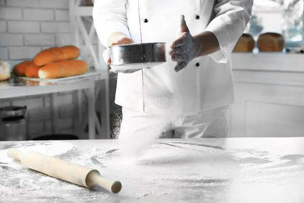 Vydělávání těsta mužské ruce v pekařství — Stock fotografie
