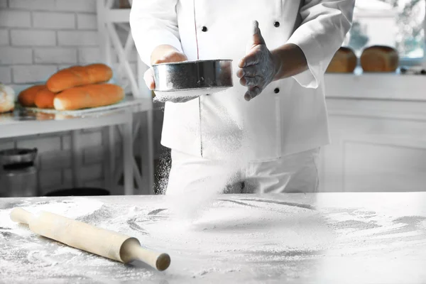 Haciendo masa por manos masculinas en la panadería — Foto de Stock