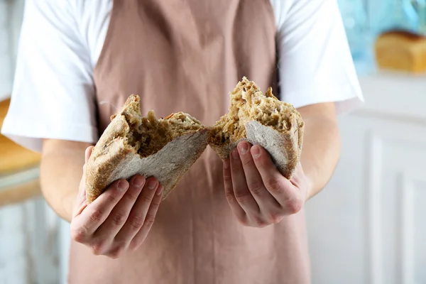 Baker checking freshly baked bread in kitchen of bakery — Stock Photo, Image