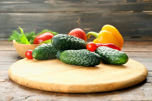 Sammansättningen av gurkor, tomater och paprika cirklar på trä bakgrund — Stockfoto