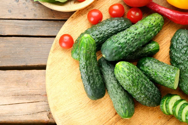 Composición de pepinos, tomates y pimientos dulces círculos sobre fondo de madera, de cerca —  Fotos de Stock