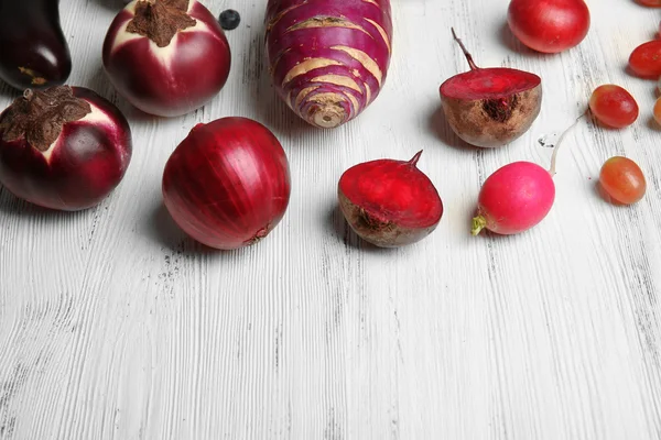 Frutas y hortalizas sobre mesa de madera — Foto de Stock