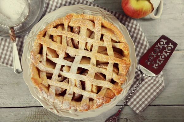Domácí jablečný koláč na dřevěném pozadí — Stock fotografie