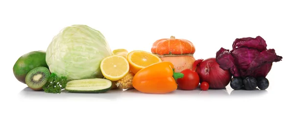 Fruits et légumes isolés sur blanc — Photo