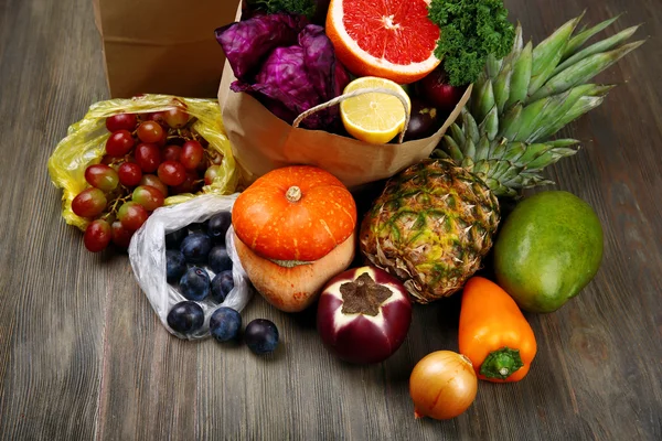 Frutas y hortalizas en la mesa — Foto de Stock