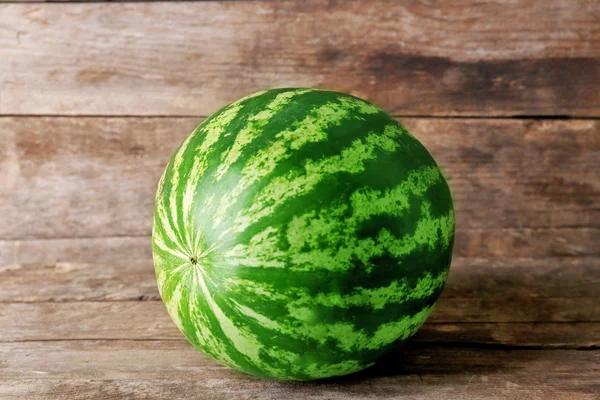 Frische Wassermelone Holz Hintergrund — Stockfoto