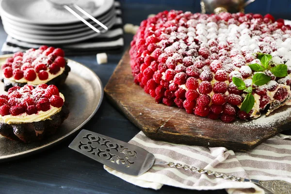 Tatlı kek ahududu rengi ahşap arka plan üzerinde ile — Stok fotoğraf