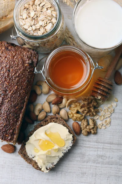 Hälsosam frukost med bröd, honung, nötter. Frukost begreppet — Stockfoto