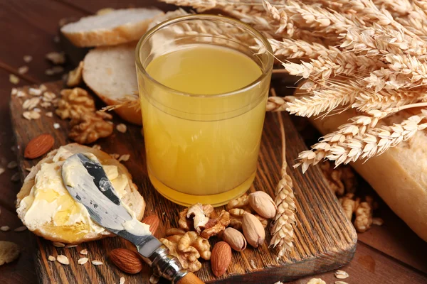 Sarapan sehat dengan roti, madu, kacang. Konsep sarapan negara — Stok Foto