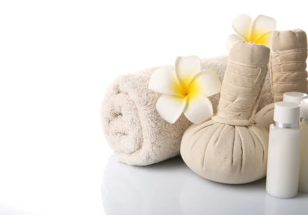 Wellness-Set mit Massagebällen, Handtuch, Aromaöl und Frangipani-Blume isoliert auf weiß — Stockfoto