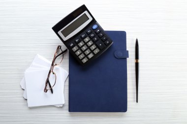 Mavi defter ile beyaz kağıt arka plan üzerinde ileti örneği