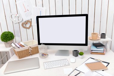 Modern bir şekilde dekore edilmiş tablo ahşap duvar karşı bilgisayarda