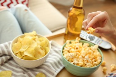 Bir kız bir kanepe, yemek tepsisi ile yakın çekim