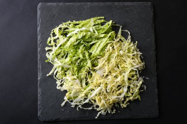 Savoy lahana koyu gri arka plan üzerinde kesmek