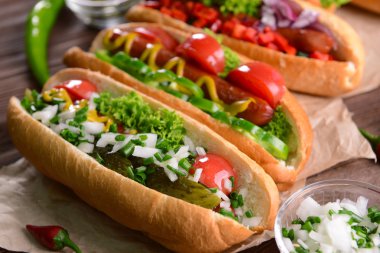 Sosisli sandviç ve craft kağıt closeup sebze