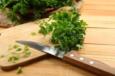 Tahta kesme tahtasında taze maydanoz