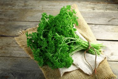 Çul peçete üzerinde taze maydanoz