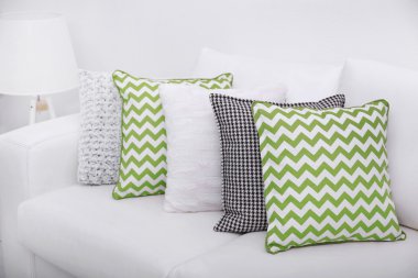 Kanepe ile renkli yastıklar